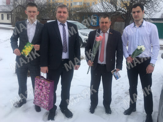 Руководители Новозыбковского округа поздравили ветеранов с 8 Марта